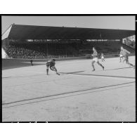Algérie. Finale de football entre le 9e régiment de zouaves (RZ) et le 632e CCH. Les joueurs en action pendant le match.