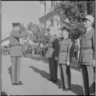 Alger. Caserne d'Orléans. Le lieutenant Botella, le capitaine Gaire et le commandant Herve (de gauche à droite) pendant la remise de leur Légion d'honneur.
