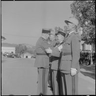 Alger. Caserne d'Orléans. Le colonel Gruat décore le capitaine Gaire de la Légion d'honneur.