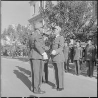 Alger. Caserne d'Orléans. Le commandant Sararoni nomme le commandant Herve, officier de la Légion d'honneur.