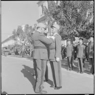 Alger. Caserne d'Orléans. Le commandant Sararoni nomme le commandant Herve, officier de la Légion d'honneur.