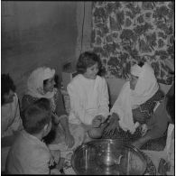 Aïn Temouchent. Souvent après les soins on boit le thé en guise de remerciements.