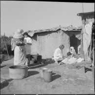 Aïn Temouchent. Visite de l'équipe médico-sociale itinérante (EMSI) dans un centre de regroupement.