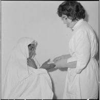 Aïn Temouchent. Soins à l'infirmerie.