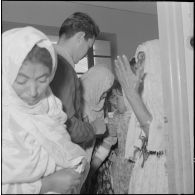 Aïn Temouchent. Le médecin fait un pansement à une petite fille.