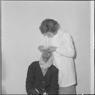 Aïn Temouchent. Une femme âgée reçoit des gouttes dans les yeux.