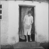 Aïn Temouchent. Une membre de l'équipe médico-sociale itinérante (EMSI) sort d'une maison.