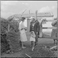 Aïn Temouchent. Une membre de l'équipe médico-sociale itinérante (EMSI) discute avec un homme et son enfant..