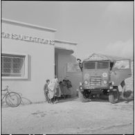 Aïn Temouchent. Le camion amène le docteur au douar pour la consultation.