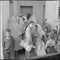 Aïn Temouchent. Les femmes attendent le docteur.