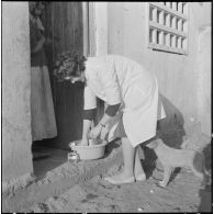 Aïn Temouchent. Une membre de l'équipe médico-sociale itinérante (EMSI) soigne de porte en porte.