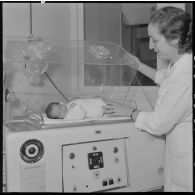 Casbah d'Alger. Clinique de Verdun. Un nourrisson dans une couveuse.