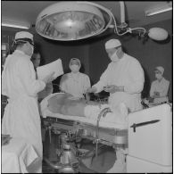 Casbah d'Alger. Clinique de Verdun. Une opération de la prostate.