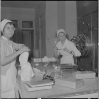 Casbah d'Alger. Clinique de Verdun. Les infirmières s'occupent du matériel médical.