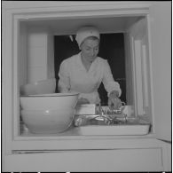 Casbah d'Alger. Clinique de Verdun. Une infirmière s'occupe du matériel médical.