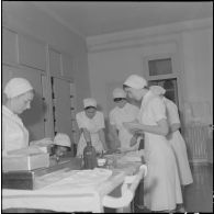 Casbah d'Alger. Clinique de Verdun. Les infirmières s'occupent du matériel médical.
