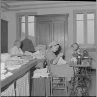 Casbah d'Alger. Clinique de Verdun. Les couturières dans la lingerie.