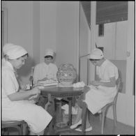 Casbah d'Alger. Clinique de Verdun. Les infirmières préparent du matériel médical.