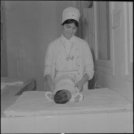 Casbah d'Alger. Clinique de Verdun. Une infirmière s'occupe d'un nourrisson.