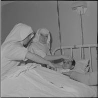 Casbah d'Alger. Clinique de Verdun. Deux religieuses s'occupent d'un enfant malade.
