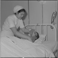 Casbah d'Alger. Clinique de Verdun. Une infirmière s'occupe d'un enfant malade.