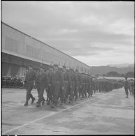 Boufarik. Prise d'armes et remise de décoration. Un peloton de la 483e compagnie passe devant le général Picquet et les officiers.