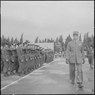 Boufarik. Prise d'armes et remise de décoration. Le général Picquet passe les troupes en revue.