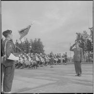 Boufarik. Prise d'armes et remise de décoration. Le général Picquet salue le drapeau de la compagnie.