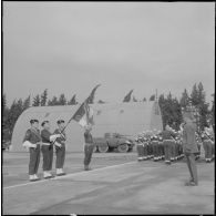 Boufarik. Prise d'armes et remise de décoration. Le général Picquet salue le drapeau de la compagnie.