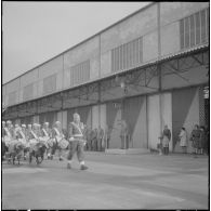 Boufarik. Prise d'armes et remise de décoration. Le défilé de l'orchestre militaire.