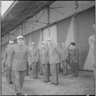 Boufarik. Prise d'armes et remise de décoration. Les officiers qui vont être décorés se dirigent vers leur emplacement.