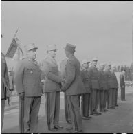 Boufarik. Prise d'armes et remise de décoration. Le Général Picquet remet les décorations aux officiers.