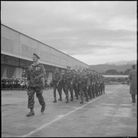 Boufarik. Prise d'armes et remise de décoration. Une section de parachutiste passe devant le général Picquet et les officiers.