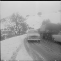 Transports routiers par temps de neige en Algérie.