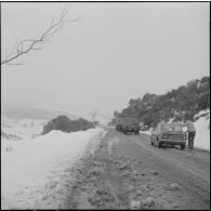Transports routiers par temps de neige en Algérie.