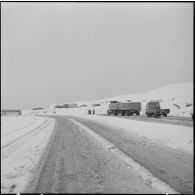 Transports routiers par temps de neige en Algérie.