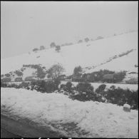 Transports routiers par temps de neige en Algérie.