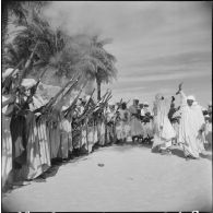 Charouine. Fête de la population civile. Les musiciens, les danseurs et les hommes armés tirant en l'air.