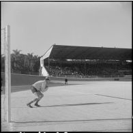 Stade municipal d'Alger. Finale des championnats interarmées de football. Phase du jeu.