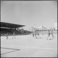 Stade municipal d'Alger. Finale des championnats interarmées de football. Phase du jeu.
