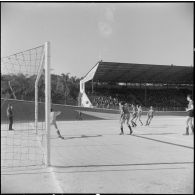 Stade municipal d'Alger. Finale des championnats interarmées de football. Phase du jeu.