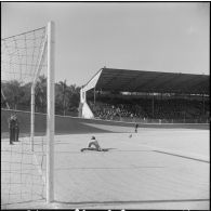 Stade municipal d'Alger. Finale des championnats interarmées de football. Phase du jeu.