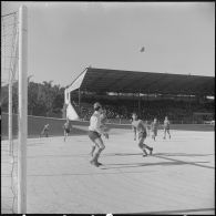 Stade municipal d'Alger. Finale des championnats interarmées de football. Phase du jeu.