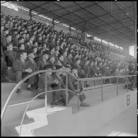 Stade municipal d'Alger. Finale des championnats interarmées de football. Les soldats spectateurs dans les tribunes.