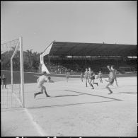 Stade municipal d'Alger. Finale des championnats interarmées de football. Phase du jeu.