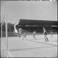 Stade municipal d'Alger. Finale des championnats interarmées de football. Phase du jeu.
