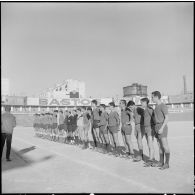 Stade municipal d'Alger. Finale des championnats interarmées de football. Les équipes attendent la remise des prix.