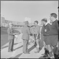 Stade municipal d'Alger. Finale des championnats interarmées de football. Le général Rafa félicite le capitaine de l'équipe gagnante du 9e régiment de zouaves (RZ).