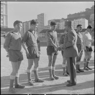 Stade municipal d'Alger. Finale des championnats interarmées de football. Le général Rafa félicite les équipes.