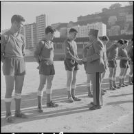 Stade municipal d'Alger. Finale des championnats interarmées de football. Le général Rafa félicite les équipes.